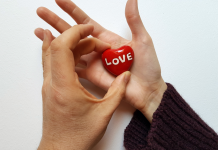 Les Gestes Surprenants de l’Amour : Révélateurs d’Affection Inattendue