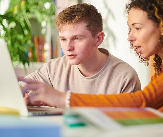 Parlez orientation avec votre entourage : Trouvez votre voie avec l’aide de vos proches