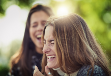 Unir les Cœurs: La Joie Partagée dans la Tradition Juive PODCAST