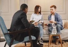 Thérapie de Couple : Quand y recourir et ce qui est essentiel pour le succès du traitement