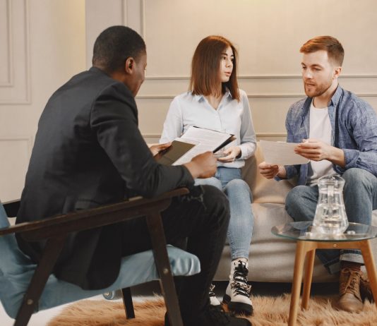 Thérapie de Couple : Quand y recourir et ce qui est essentiel pour le succès du traitement