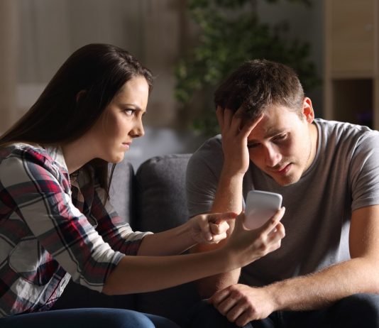 Jalousie Démystifiée: Stratégies pour Renforcer l’Amour et la Confiance