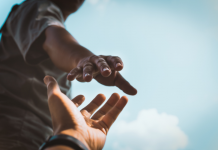 Le Pouvoir de l’Amour à travers le Service