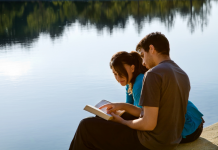 Dialogues et Découvertes : La Lecture en Couple comme Pont de Connexion