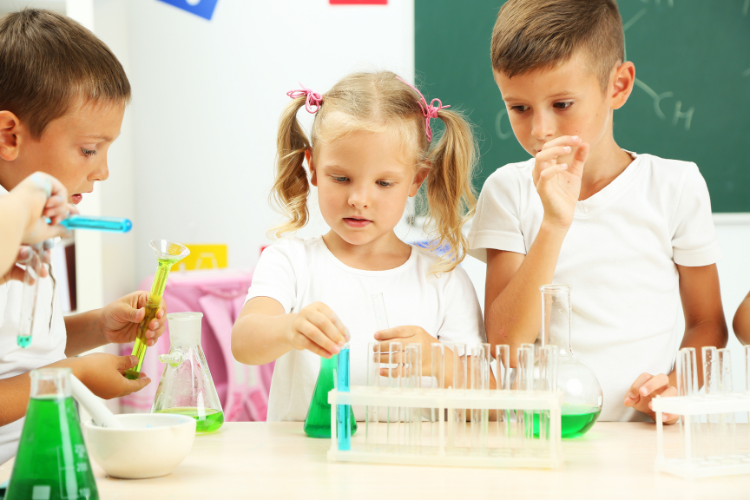 Éveiller la Curiosité Scientifique chez vos Enfants : Stratégies Inspirées par des Valeurs Spirituelles