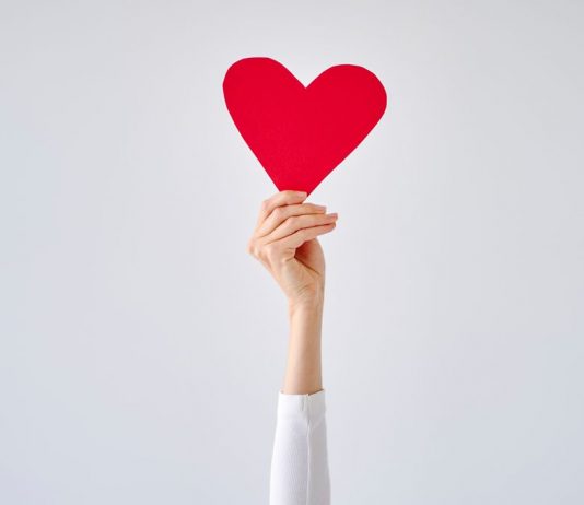 Gentillesse et Dévouement : Les Piliers de l’Amour dans la Sagesse Juive