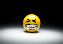 Cultiver l’Humour et la Légèreté dans Votre Relation