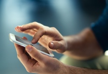 Entre Réels et Virtuels : Naviguer dans l’Influence des Réseaux Sociaux sur les Relations Modernes