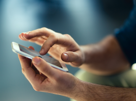 Entre Réels et Virtuels : Naviguer dans l’Influence des Réseaux Sociaux sur les Relations Modernes