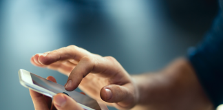 Entre Réels et Virtuels : Naviguer dans l’Influence des Réseaux Sociaux sur les Relations Modernes