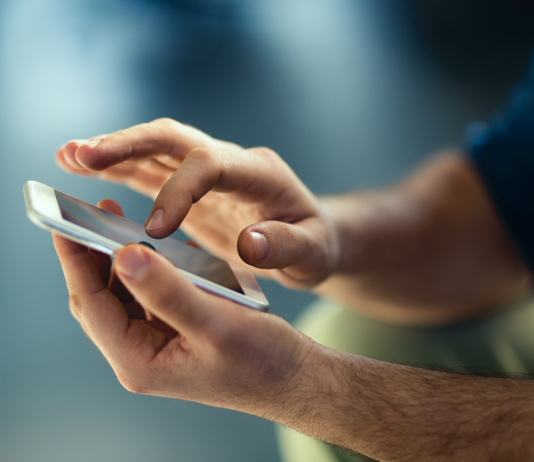 Entre Réels et Virtuels : Naviguer dans l’Influence des Réseaux Sociaux sur les Relations Modernes