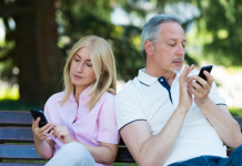 Se Déconnecter pour Mieux Se Retrouver: L’Art du Détox Numérique en Couple