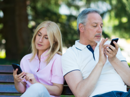 Se Déconnecter pour Mieux Se Retrouver: L’Art du Détox Numérique en Couple