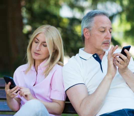 Se Déconnecter pour Mieux Se Retrouver: L’Art du Détox Numérique en Couple