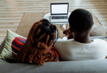 Connectés mais Proches: Réinventer les Relations à l’Ère de la Technologie