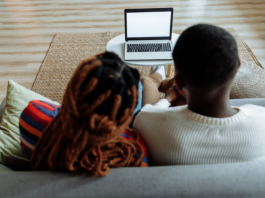 Connectés mais Proches: Réinventer les Relations à l’Ère de la Technologie