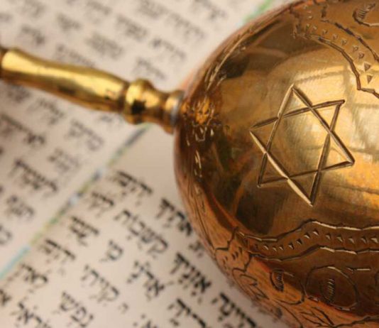 Ponts sur la Mosaïque Juive: Fusion des Traditions Sépharades et Ashkénazes