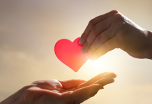 Célébrer l’Amour à travers des Traditions et Rituels Partagés