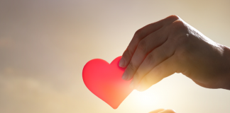 Célébrer l’Amour à travers des Traditions et Rituels Partagés