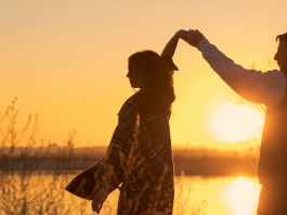 Célébrer l’Amour à Travers des Gestes Romantiques et de l’Affection