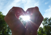 Renforcer la Connexion à travers des Gestes de Gentillesse et d’Attention