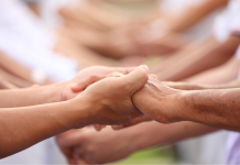 Renforcer la Connexion à travers des Gestes de Gentillesse et d’Attention