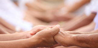 Renforcer la Connexion à travers des Gestes de Gentillesse et d’Attention