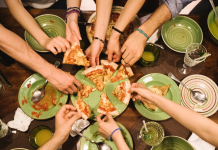 Unir les Cœurs: La Joie Partagée dans la Tradition Juive