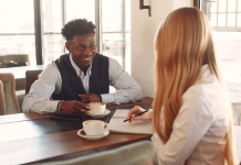 Renforcer les Liens : Gestes de Reconnaissance et d’Affection dans le Judaïsme