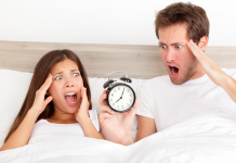 Optimiser la vie de couple face aux horaires de travail atypiques : défis et stratégies