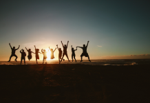 Équilibrer les Relations Sociales : Temps avec les Amis et Temps en Couple