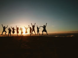 Équilibrer les Relations Sociales : Temps avec les Amis et Temps en Couple