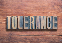 Élever le Voile de la Tolérance : Cultiver l’Art de l’Acceptation