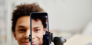 Impact des Médias sur les Adolescents