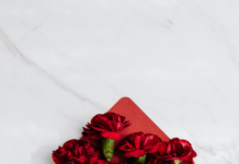 L’importance de la reconnaissance dans le couple image mis en avant rose dans enveloppe dans article couple