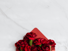 L’importance de la reconnaissance dans le couple image mis en avant rose dans enveloppe dans article couple