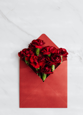 L’importance de la reconnaissance dans le couple image mis en avant rose dans enveloppe dans article couple