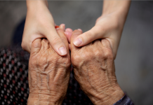 Dans la tradition juive, le respect des seniors : un lien entre les différentes générations.PODCAST