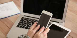 Comment la technologie influence-t-elle les jeunes pendant les vacances en matière d’éducation et de dépendance aux écrans? PODCAST