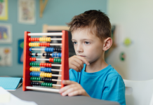 Encourager la pensée critique chez les enfants : cultiver des aptitudes en analyse et en logique.PODCAST