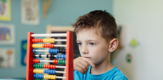Encourager la pensée critique chez les enfants : cultiver des aptitudes en analyse et en logique.PODCAST