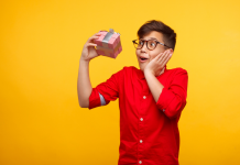 Éduquer les enfants en les embrassant : une méthode pédagogique efficace ou un dommage irréparable ?PODCAST