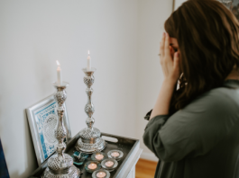 Le rôle de la femme : entre bénédiction, équilibre et paix du foyer Image mis en avant benediction femme juive dans article couple Le rôle de la femme : entre bénédiction, équilibre et paix du foyer