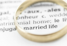 La vie de couple dans la durée Image mis en avant vie de couple avec alliance dans article couple La vie de couple dans la durée