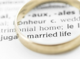 La vie de couple dans la durée Image mis en avant vie de couple avec alliance dans article couple La vie de couple dans la durée