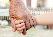 Les relations avec les petits-enfants Image mis en avant grand parent dans article education Les relations avec les petits-enfants