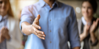 Les relations avec les gendres et belles-filles image accueillir beaux fils mis en avant dans article couple